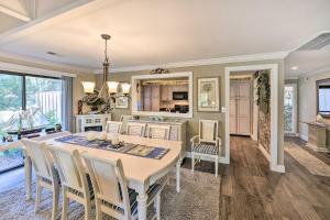 cocina y comedor con mesa y sillas en Palmetto Dunes Villa with Deck and Lagoon Views! en Hilton Head Island