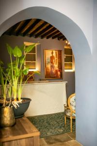 ニコシアにあるMadama Residenceのアーチ型のリビングルーム(植物テーブル付)