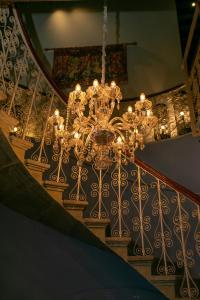 尼科西亞的住宿－Madama Residence，吊在楼梯栏杆上的大吊灯