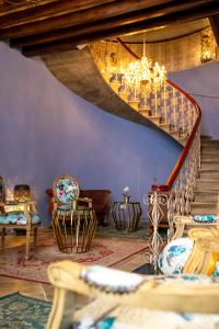 sala de estar con escalera y sillas en Madama Residence en Nicosia