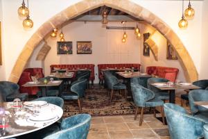 un comedor con mesas y sillas y un gran arco en Madama Residence en Nicosia