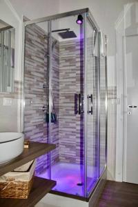eine Dusche mit lila Licht im Bad in der Unterkunft Casa Al Porto in Palermo