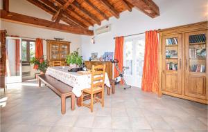jadalnia ze stołem i dużym oknem w obiekcie Nice Home In St Andrea Di Cotone w mieście Careggia