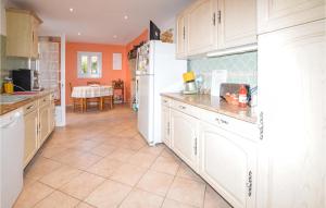 Kuchnia lub aneks kuchenny w obiekcie Nice Home In St Andrea Di Cotone