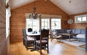 una sala da pranzo con tavolo e divano di Cozy Home In Jsenfjorden With Wifi a Gullingen