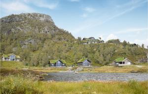 un gruppo di case su una collina vicino a un corpo d'acqua di Cozy Home In Jsenfjorden With Wifi a Gullingen