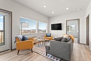 sala de estar con sofá, sillas y TV en New 2 Bed 2 Bath Near Perry Dist and Downtown, en Spokane