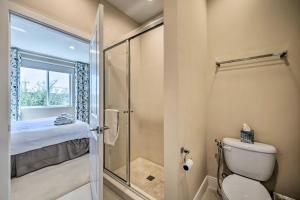 Upscale Townhome Close to Walt Disney World! في أورلاندو: حمام مع دش ومرحاض مع باب زجاجي +32 صورة