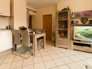ein Wohnzimmer mit einem Tisch und einem TV in der Unterkunft Ferienwohnung Meisbüsch in Merzig