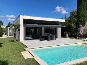 willa z basenem przed domem w obiekcie Maison élégante à Bouc-Bel-Air avec piscine privée w mieście Bouc-Bel-Air