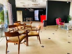 un grupo de sillas y mesas en una habitación en Surya Boutique Hotel Klang, en Klang