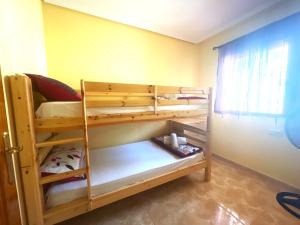 トレビエハにあるDaniela apartamentの二段ベッド2組が備わる客室です。