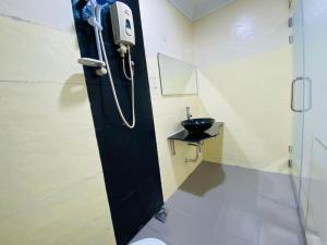 een badkamer met een douche, een toilet en een wastafel bij Surya Boutique Hotel Klang in Klang