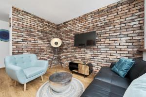 Televízia a/alebo spoločenská miestnosť v ubytovaní Stylish Kwiska Apartment Wrocław by Noclegi Renters