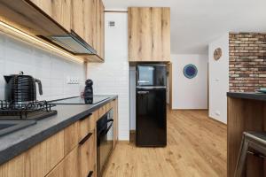 Kuchyňa alebo kuchynka v ubytovaní Stylish Kwiska Apartment Wrocław by Noclegi Renters