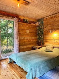 - une chambre avec un lit dans une pièce dotée d'une fenêtre dans l'établissement Ennu’s hut, à Loksa