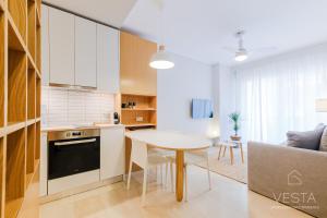 Il comprend une cuisine et un salon avec une table et un canapé. dans l'établissement The Modern World Apartment, Vesta Philoxenia, à Thessalonique