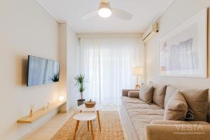 - un salon avec un canapé et une télévision dans l'établissement The Modern World Apartment, Vesta Philoxenia, à Thessalonique