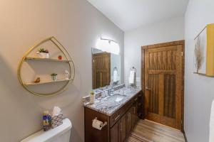 Ένα μπάνιο στο Gorgeous Triplex Unit With Spectacular Lake Views! +31 φωτογραφίες