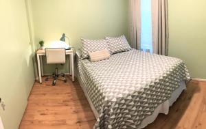 een slaapkamer met een bed en een bureau met een stoel bij Harvest moon room with TV near Wine Country in Hemet