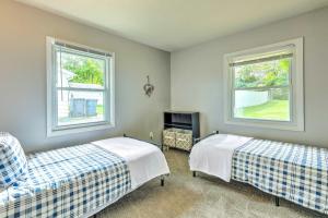 Llit o llits en una habitació de Convenient Dayton Retreat with Private Yard!