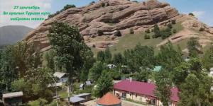 an aerial view of a small town in front of a mountain at Guest house Shairkul in Kyzylunkyur