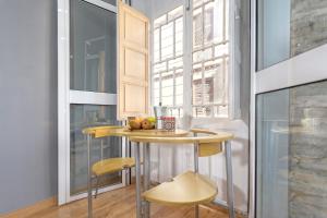 - une petite table dans une chambre avec fenêtre dans l'établissement Livemalaga Letrán Apartment, à Malaga