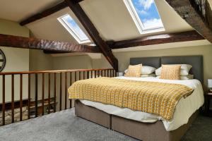1 dormitorio con 1 cama en una habitación con ventanas en Finest Retreats - Hope House - Ty Gobaith, en Dolgellau