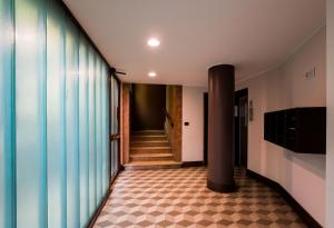 米蘭的住宿－Easylife - Moderno bilocale in zona Porta Romana，走廊上设有柱子,铺着瓷砖地板
