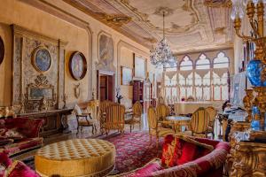 sala de estar con muebles y lámpara de araña. en Palazzo Ca' Bernardo By Francesco Molon en Venecia