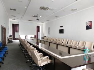 uma sala de conferências com uma mesa longa e cadeiras em Sheki Olimp Villa em Sheki