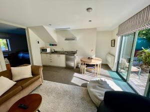 聖阿諾的住宿－The bach，客厅配有沙发和桌子