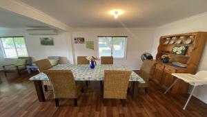 Un comedor con mesa y sillas en Frangipani Cottage, en Jurien Bay