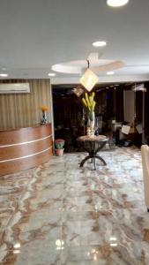 un vestíbulo con una mesa en medio de un edificio en مشروع ميريت البحر الميت السكني العائلي en Sowayma
