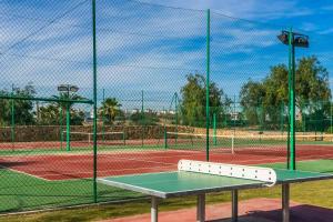 un tavolo da ping pong su un campo da tennis di Stunning Townhouse with wonderful views on La Torre Golf Resort 2 Bed 2 Bathroom LA228LT a Torre-Pacheco