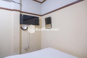 TV a/nebo společenská místnost v ubytování Athaya Hotel Syariah near UGM Yogyakarta Mitra RedDoorz