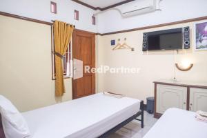 Postel nebo postele na pokoji v ubytování Athaya Hotel Syariah near UGM Yogyakarta Mitra RedDoorz