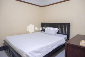 Postel nebo postele na pokoji v ubytování Athaya Hotel Syariah near UGM Yogyakarta Mitra RedDoorz