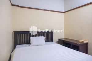 Postel nebo postele na pokoji v ubytování Athaya Hotel Syariah near UGM Yogyakarta Mitra RedDoorz