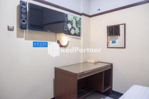 TV a/nebo společenská místnost v ubytování Athaya Hotel Syariah near UGM Yogyakarta Mitra RedDoorz