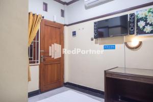 TV a/nebo společenská místnost v ubytování Athaya Hotel Syariah near UGM Yogyakarta Mitra RedDoorz
