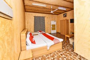 巴卡的住宿－OYO 138 Gulf Sand Motel，卧室配有一张床