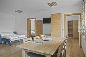 ein Esszimmer mit einem Tisch, Stühlen und einem Bett in der Unterkunft Sölle Homes Rattendorf - Alte Schule in Rattendorf