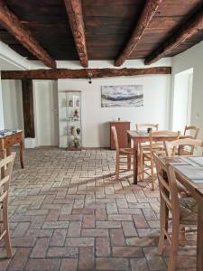 een kamer met houten plafonds en tafels en stoelen bij Casa BORRIERO Farmhouse in Sospirolo