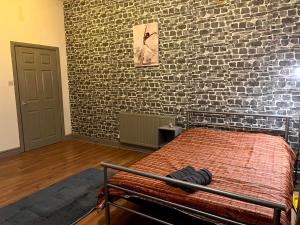 Bett in einem Zimmer mit Ziegelwand in der Unterkunft Top Floor in Lincoln