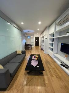 - un salon avec un canapé et une table dans l'établissement Platinum Suites KLCC By Citybox, à Kuala Lumpur