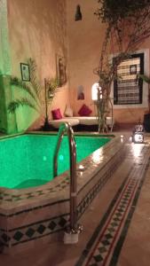 een zwembad in het midden van een kamer met een zwembad bij Riad El Filali in Marrakesh