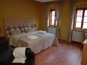 Posteľ alebo postele v izbe v ubytovaní Apartments and Suites Kremnica