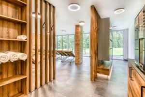 Habitación con paredes de madera, mesa y sillas. en Brandnerhus by A-Appartments en Brand