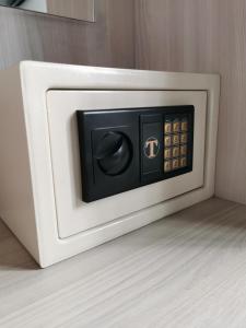a microwave oven with a tv on a counter at Casa BORRIERO Farmhouse Charme B&B in Sospirolo